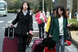 远看逃难的，近看要饭的，大学生放假全身挂满行李：八袋长老？图片