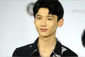 白敬亭的“少年感”好足，身穿白鸽印花衬衫配牛仔裤，帅气高级图片