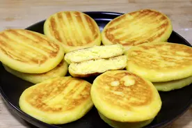 玉米面用开水一烫，加2个鸡蛋做成早餐饼，松软香甜，营养美味图片