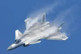 歼20迎头拦截，美军F35转向规避，东海上空，中美隐身机正面交锋图片