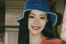 “小姨妈”邓家佳终于营业了！晒出自己的时尚穿搭，太上头了图片