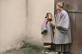老照片：清末时期夫妻合影，地主坐炕头数钱，真实生活百态图片