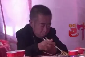 儿子的婚礼结束之后，年迈的父亲吃着残羹剩饭，一边吃，一边流泪图片