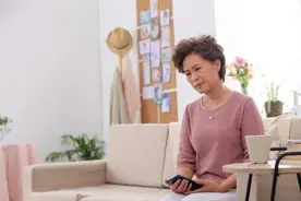 58岁阿姨：和35岁的凤凰男再婚后，晚年过得有苦难言，我后悔了图片