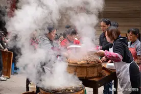 河南大爷回乡参加酒席，桌上的5点“惊喜”，让他当场泪流满面图片