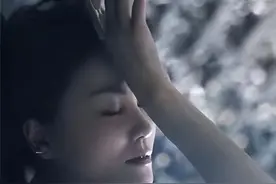 王菲新广告封神！和王家卫18年后再合作，穿抹胸裙出场5秒就爆火图片