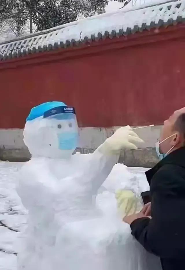 奥特曼大战如来佛（大郑州堆雪人内卷严重）