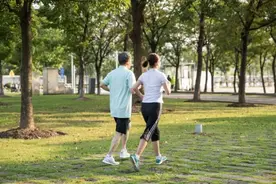 人过五十，最好不要频繁“串门”图片