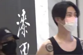 李小璐被曝有新恋情，与神秘男子逛家具店形影不离，男方年轻帅气图片