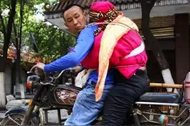 汶川地震中骑摩托背亡妻回家的男子，半年后另结新欢，后来如何？图片
