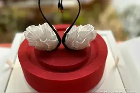 章子怡嫂子发文庆祝玫瑰婚，秀出黑天鹅蛋糕曝光三胎女儿的正面照图片