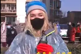 乌克兰美女化身街头防疫志愿者，远嫁中国七年自称天津儿媳妇图片