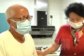 老父常年住长子家却心生不满，大儿子委屈落泪：你不止我一个儿子图片