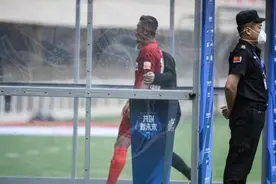 上港0-1武汉长江，7大国脚成摆设，没有奥斯卡还不如保级队图片