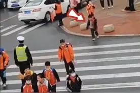 简单的动作让人很感动图片