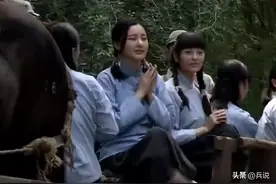 八路军女战士，总是一个人偷偷洗脚，游击队长识破身份图片