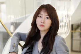 51岁杨钰莹才是不老女神，灰色西服套装干练潇洒，不扮嫩更显气质图片