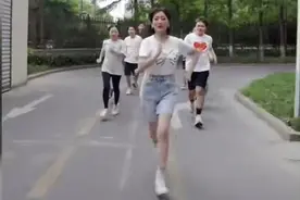 看到68岁的赵雅芝带头晨跑，网友：原来我真不如70岁的“老太太”图片