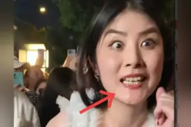 51岁陈慧琳成都街头献唱！路人视角下牙黄，牛仔裤拉链成为了焦点图片