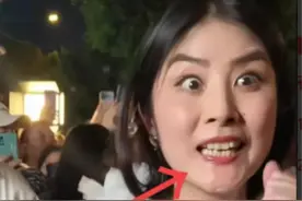 51岁陈慧琳成都街头献唱！路人视角下牙黄，牛仔裤拉链成为了焦点图片