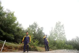 炎炎夏日，崇山峻岭间，高铁综合维修工人守护高铁运行安全——方城县大山里的“守隧人”图片