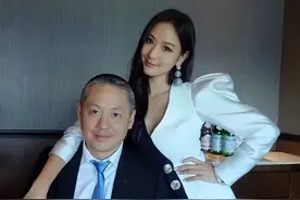 台湾第一名媛孙芸芸：44岁身材玲珑脸不老，和51岁老公合照像父女图片