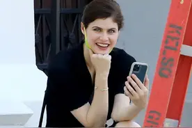 达达里奥身材引热议，哈士奇蓝眼睛超迷人，网友：有吸血鬼的气质图片