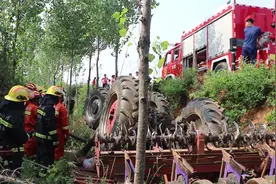 农用拖拉机不慎侧翻一人被困 三门峡消防紧急救援图片