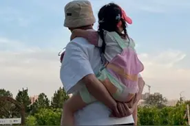 孙红雷父女罕同框，背女儿玩耍获王骏迪盛赞，5岁女儿身高瞩目图片