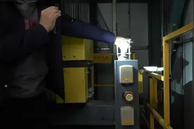 离谱！厦门维保电梯竟带“纸片人”作伴图片