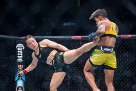 张伟丽创纪录卫冕金腰带，身披国旗发表夺冠感言：腰带又带回了中国，感谢所有人对我的支持图片