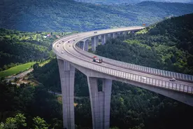诗人郭曰方配音现代诗：致崇遵高速公路的建设者们图片