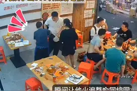老板给阿姨发工资，阿姨反塞给老板五百块钱，真相令人感动图片