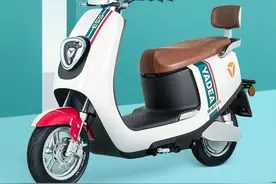 雅迪推出冠能E5S电动车，800W电机，石墨烯电池，续航超过100公里图片