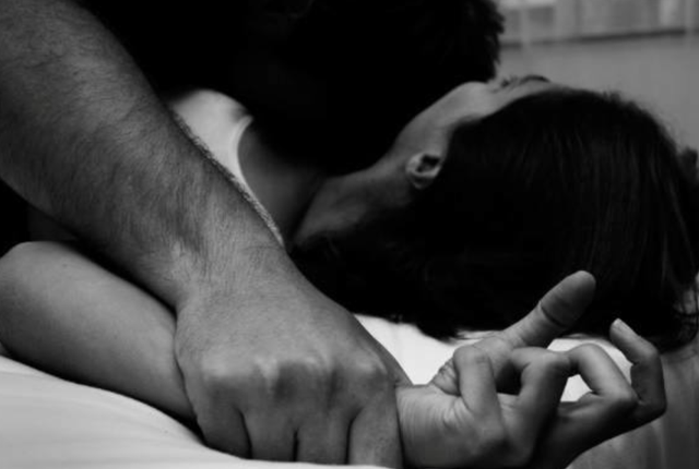 25岁女子激烈抵抗强奸，致男子下体折断失血而死！判三年赔偿8万