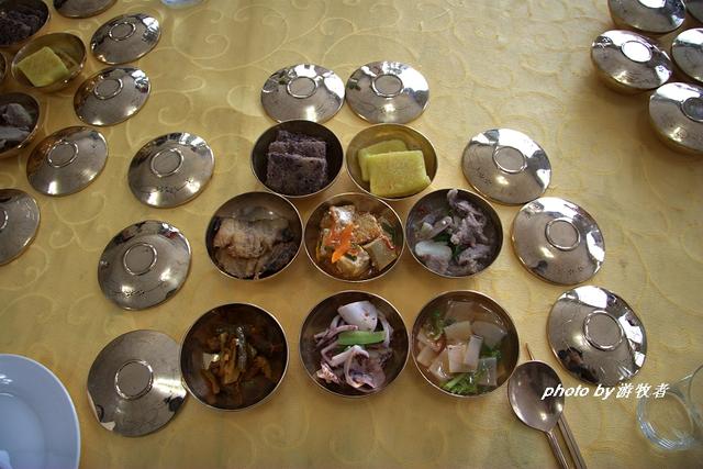 汤和主食放到大小不一的铜碗里,然后盖上金光闪闪的盖子,采用分餐制