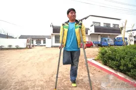 山东小伙下肢严重烧伤,医生放10万只蛆啃掉腐肉,治疗过程异常痛苦图片
