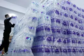 暴跌38.3%，“收割”中产的廉价水，1元1瓶卖不动，网友：智商税图片