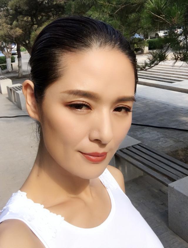 马艳丽和郎昆离婚16年后,两人的生活相差太大