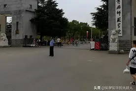 黄冈师院毕业典礼走红的张薇薇老师，雍容大气外表很像女星朱珠？图片