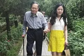 杨振宁80岁才来中国定居，凭什么当选2021感动中国人物？他当然配图片