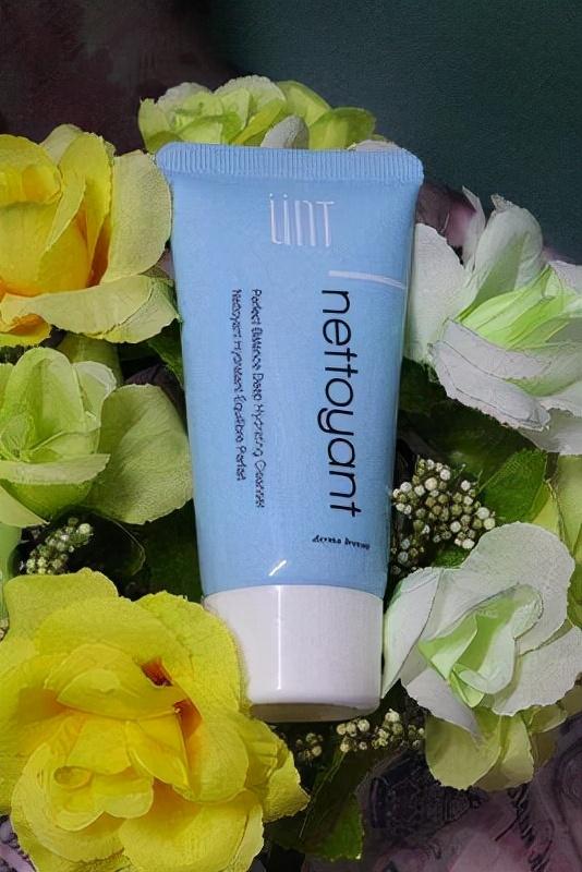 控油洗面奶推荐：洗完也不刺激皮肤，让皮肤维持在水油平衡状态