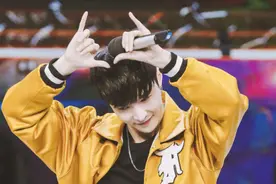 被韩娱绑住的张艺兴终于放飞，曝10年合约即将到期，不再续约图片