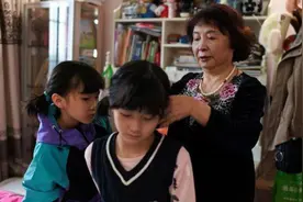 60岁的盛海琳生下双胞胎女儿，12年后一家过得很幸福图片