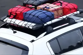 行李放在车顶被罚500元，车主问了一个问题，交警听闻撤销罚单图片