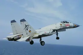2016年，歼15突然上仰，随即失速下坠，飞行员从百米高空砸向海面图片