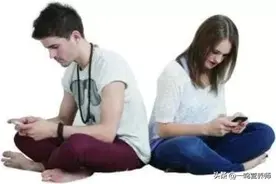 经常低头玩手机，会给身体带来哪些伤害？图片