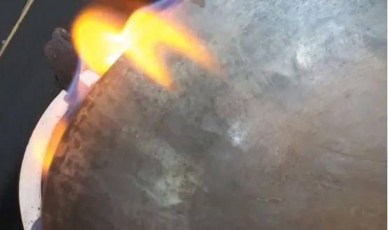 锅不管有多锈，切记不要扔，教你这样处理一下，秒变新锅还不粘
