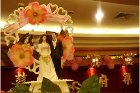 上海三口人去东北喝喜酒，随礼800，开席后乐了：东北兄弟真豪横图片