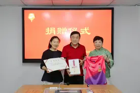 奥运冠军陈梦父母向市北区档案馆捐赠签名队服及签名球拍图片